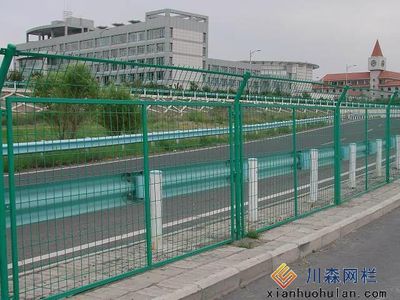 公路护栏网的用途与特点 金属护栏的设计与应用
